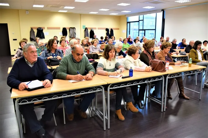 Ramón García imparte una conferencia sobre los castillos y fortificaciones de La Raya  