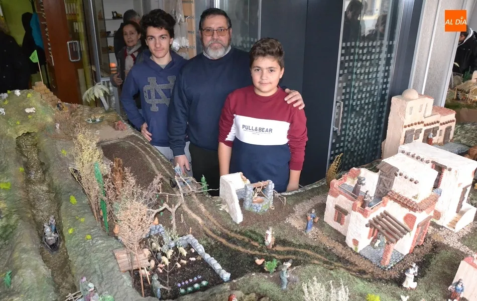 Inaugurado por todo lo alto el gran belén navideño de la Cristalería J.A. González  