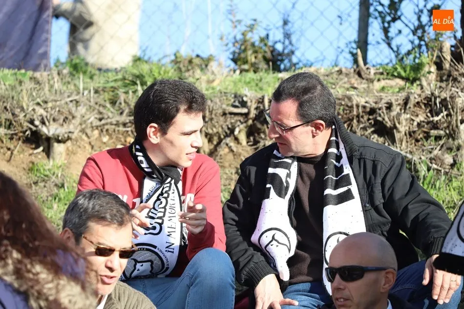 Foto 10 - La afici&oacute;n de Unionistas aprovecha el puente para acudir a las Pistas y animar a su equipo