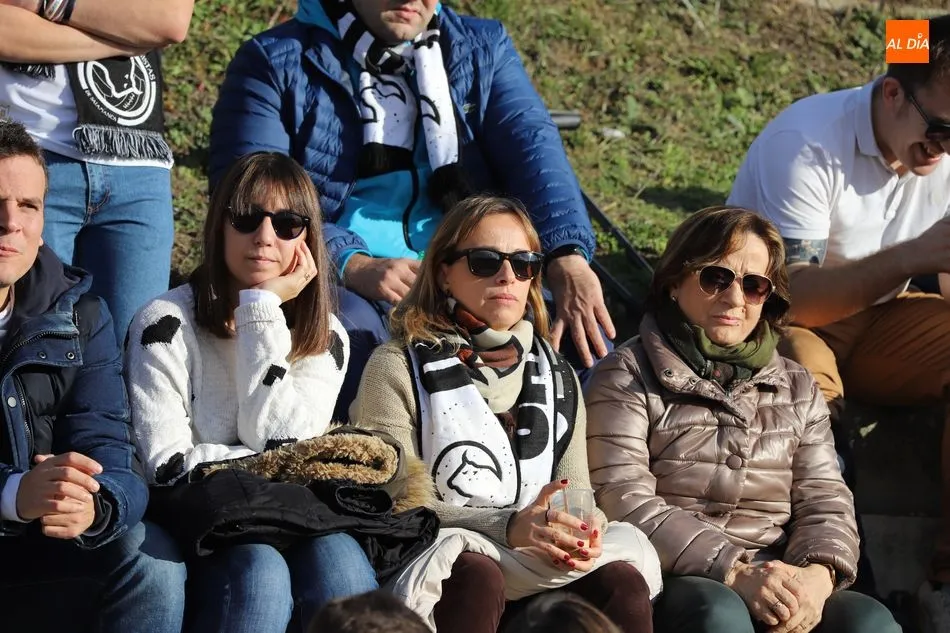 Foto 7 - La afici&oacute;n de Unionistas aprovecha el puente para acudir a las Pistas y animar a su equipo