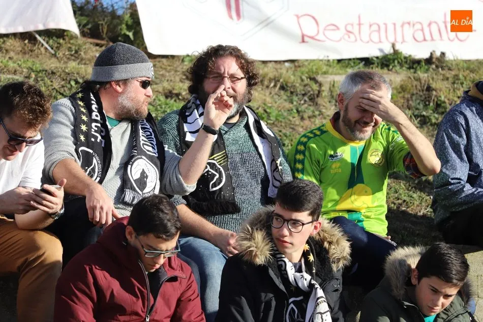 Foto 4 - La afici&oacute;n de Unionistas aprovecha el puente para acudir a las Pistas y animar a su equipo