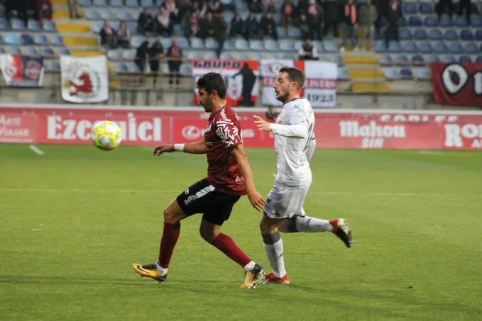 Foto 4 - La Cultural Leonesa tira de efectividad para volver a dejar sin premio un buen partido del...
