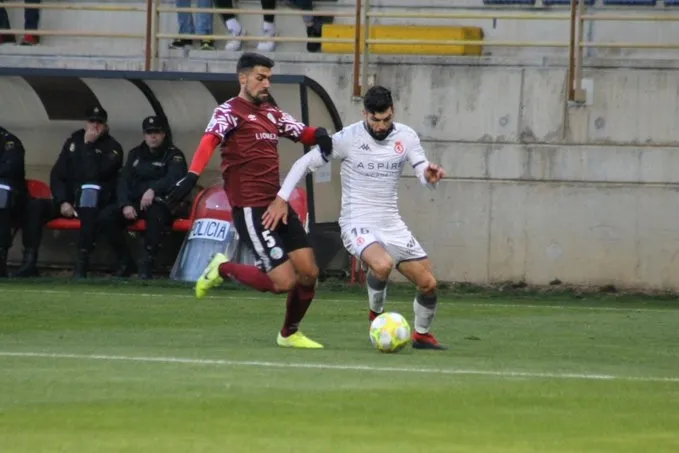 Foto 3 - La Cultural Leonesa tira de efectividad para volver a dejar sin premio un buen partido del...