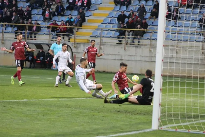 Foto 2 - La Cultural Leonesa tira de efectividad para volver a dejar sin premio un buen partido del...