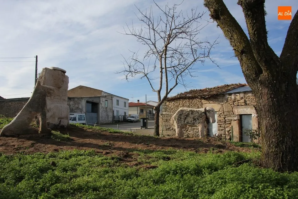 Foto 3 - La Zarza de Pumareda descubre su monumento al pastor  