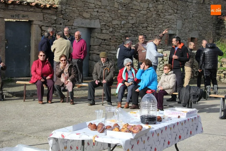 Foto 2 - La Zarza de Pumareda descubre su monumento al pastor  