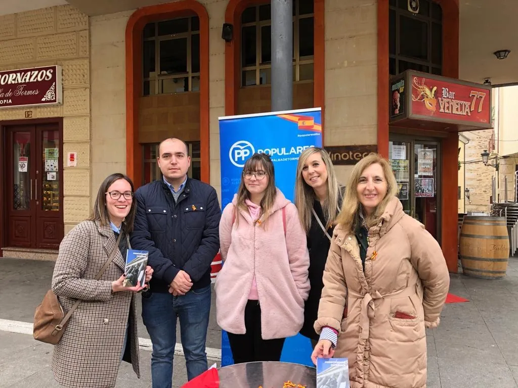 Stand de los populares albenses situado en la Plaza Mayor
