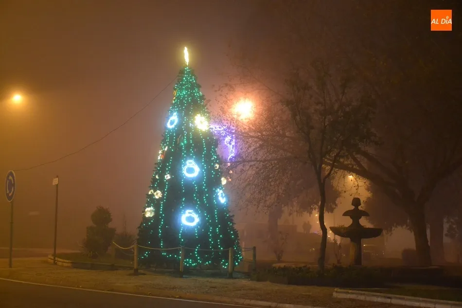 Foto 7 - Ciudad Rodrigo pasa el D&iacute;a de la Constituci&oacute;n bajo la niebla  