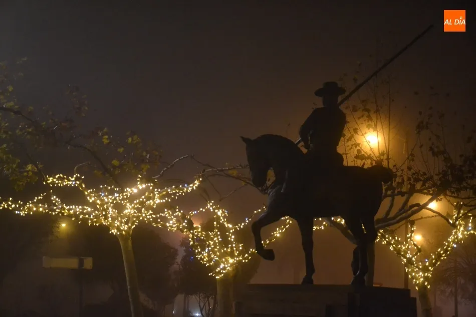 Foto 6 - Ciudad Rodrigo pasa el D&iacute;a de la Constituci&oacute;n bajo la niebla  