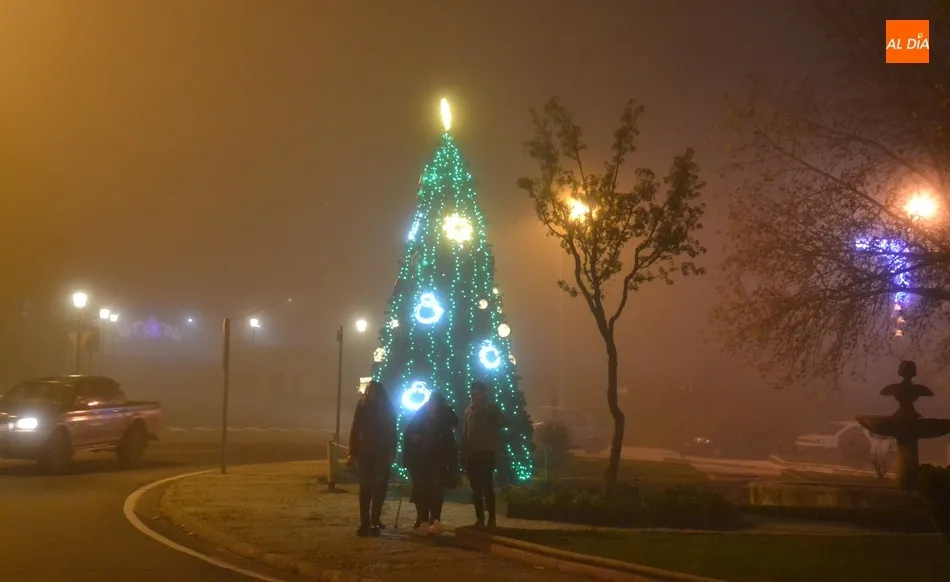 Foto 8 - Ciudad Rodrigo pasa el D&iacute;a de la Constituci&oacute;n bajo la niebla  