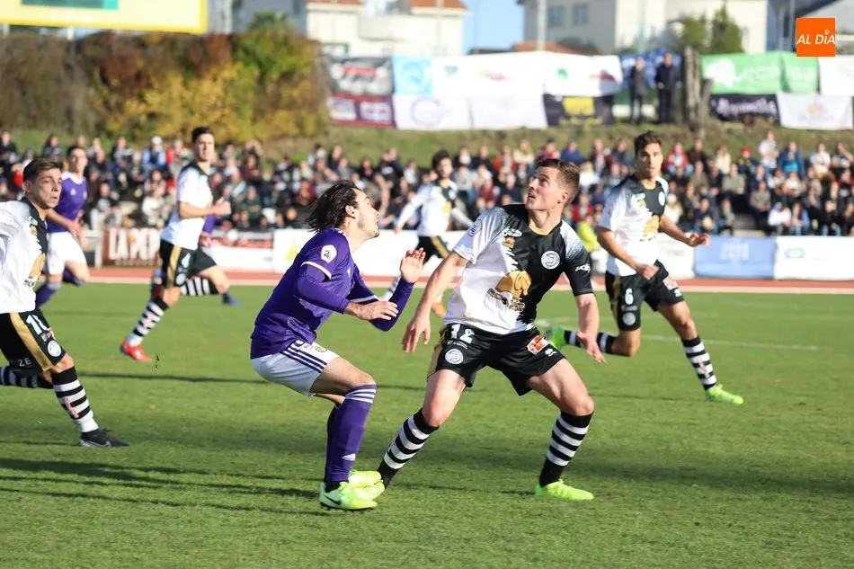 Pedro López pugna por el balón con Ana / Lydia González