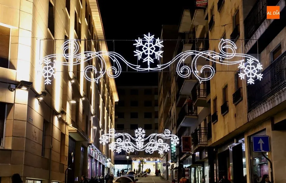 Foto 6 - La iluminaci&oacute;n navide&ntilde;a, otro atractivo para los visitantes&hellip; y los salmantinos