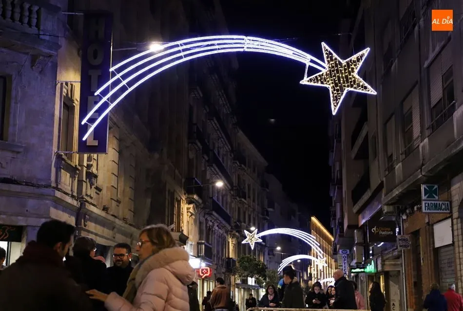 Foto 4 - La iluminaci&oacute;n navide&ntilde;a, otro atractivo para los visitantes&hellip; y los salmantinos