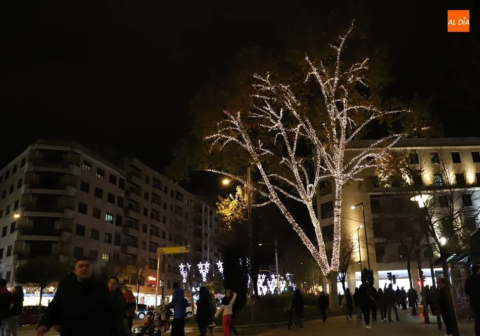 Foto 3 - La iluminaci&oacute;n navide&ntilde;a, otro atractivo para los visitantes&hellip; y los salmantinos