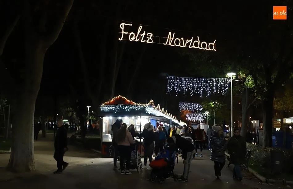 Foto 2 - La iluminaci&oacute;n navide&ntilde;a, otro atractivo para los visitantes&hellip; y los salmantinos