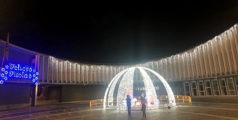 Nacimiento y cúpula luminosa de luces led en la plaza del Ayuntamiento