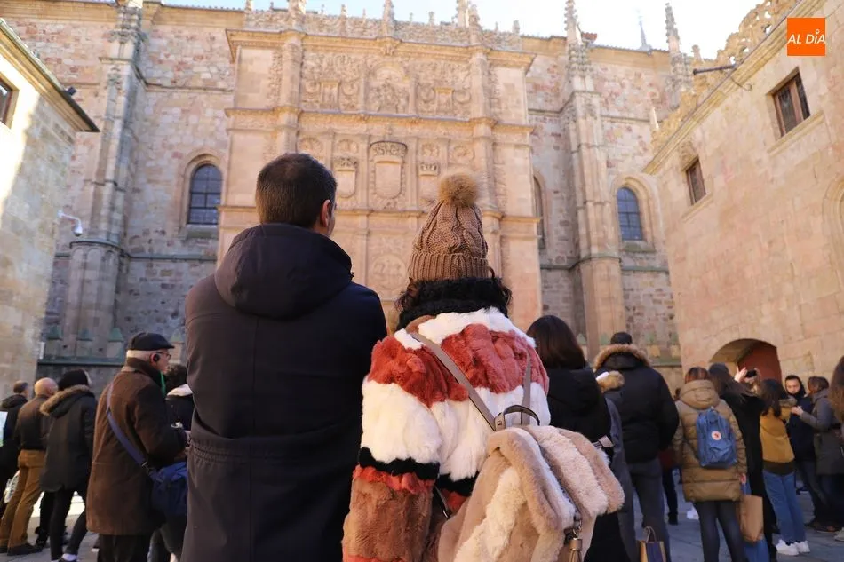 El frío propio de esta época no ha frenado la llegada de turistas a Salamanca. Foto de Lydia González
