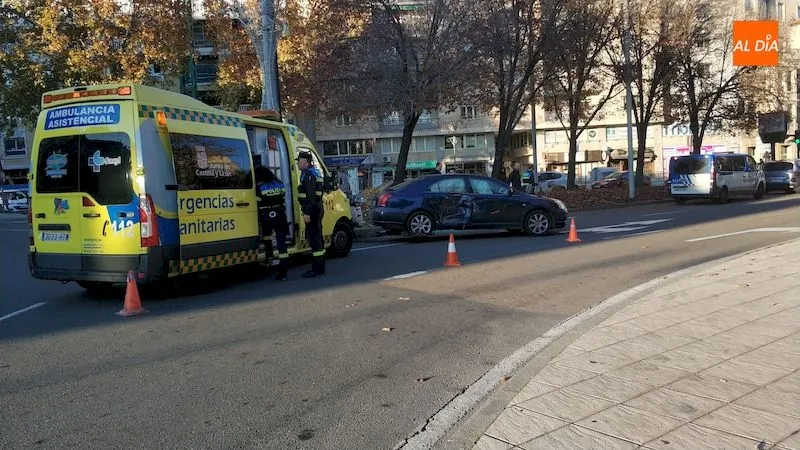 Foto 3 - Aparatoso choque entre un autob&uacute;s y un coche en la rotonda de la Plaza de Espa&ntilde;a