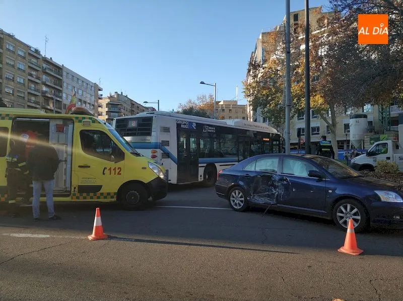 Foto 2 - Aparatoso choque entre un autob&uacute;s y un coche en la rotonda de la Plaza de Espa&ntilde;a