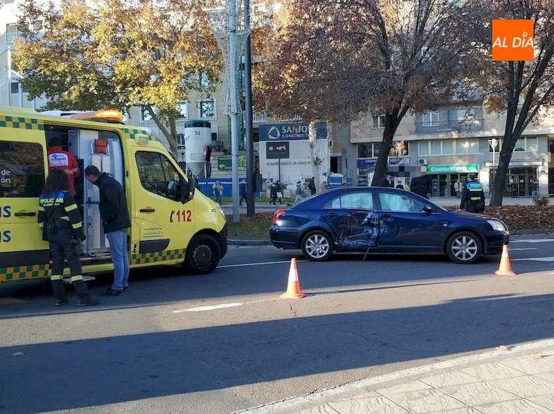 Foto 4 - Aparatoso choque entre un autob&uacute;s y un coche en la rotonda de la Plaza de Espa&ntilde;a