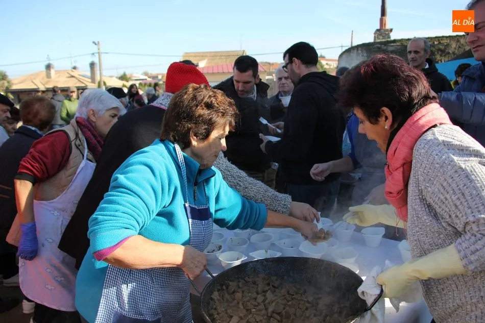 Foto 2 - Barruecopardo vive su III Matanza Tradicional con cuatro matanceros de honor  