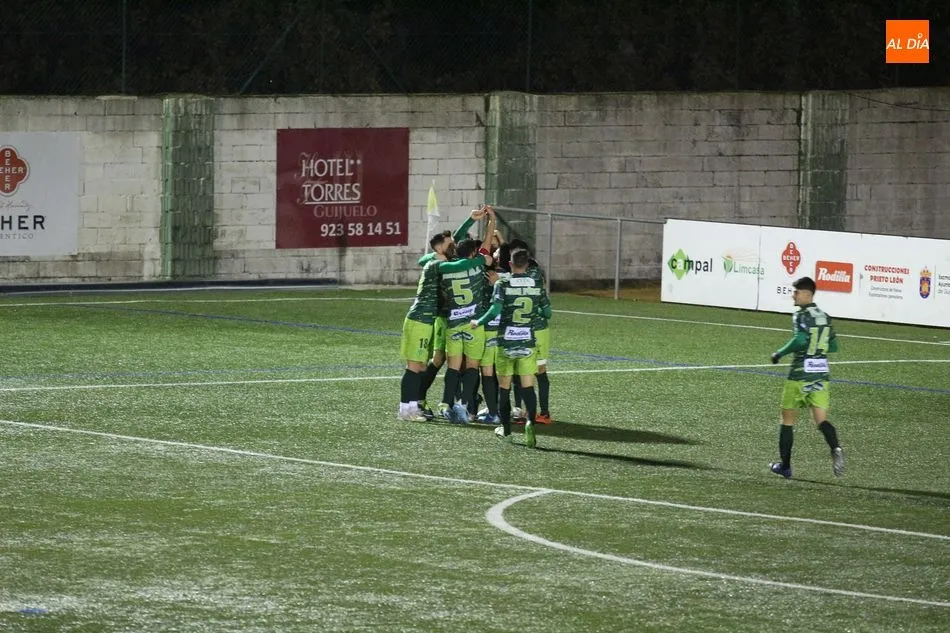 Foto 11 - Fekir le da ox&iacute;geno al Guijuelo con dos goles ante el Burgos (3-0)