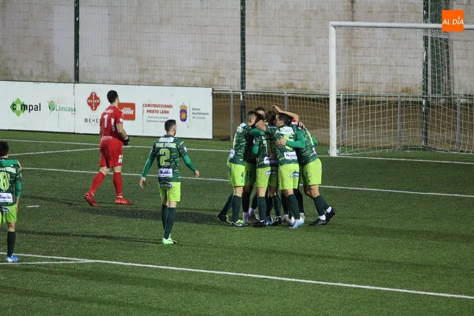 Foto 10 - Fekir le da ox&iacute;geno al Guijuelo con dos goles ante el Burgos (3-0)