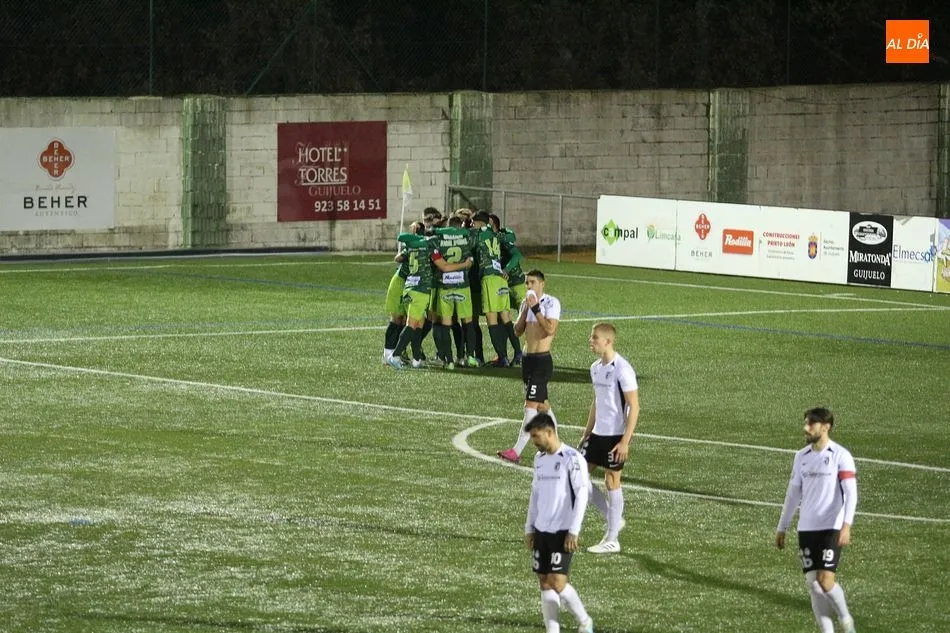 Foto 9 - Fekir le da ox&iacute;geno al Guijuelo con dos goles ante el Burgos (3-0)