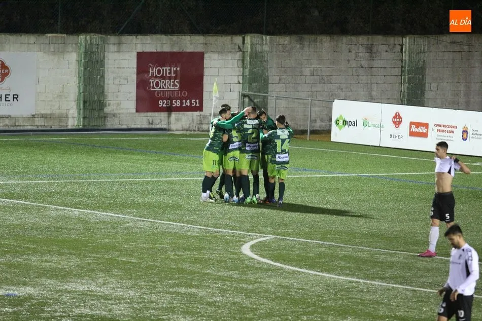 Foto 8 - Fekir le da ox&iacute;geno al Guijuelo con dos goles ante el Burgos (3-0)