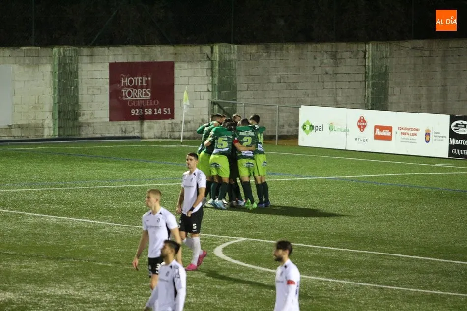 Foto 6 - Fekir le da ox&iacute;geno al Guijuelo con dos goles ante el Burgos (3-0)