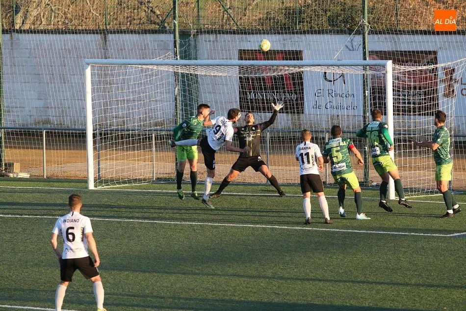 Foto 5 - Fekir le da ox&iacute;geno al Guijuelo con dos goles ante el Burgos (3-0)