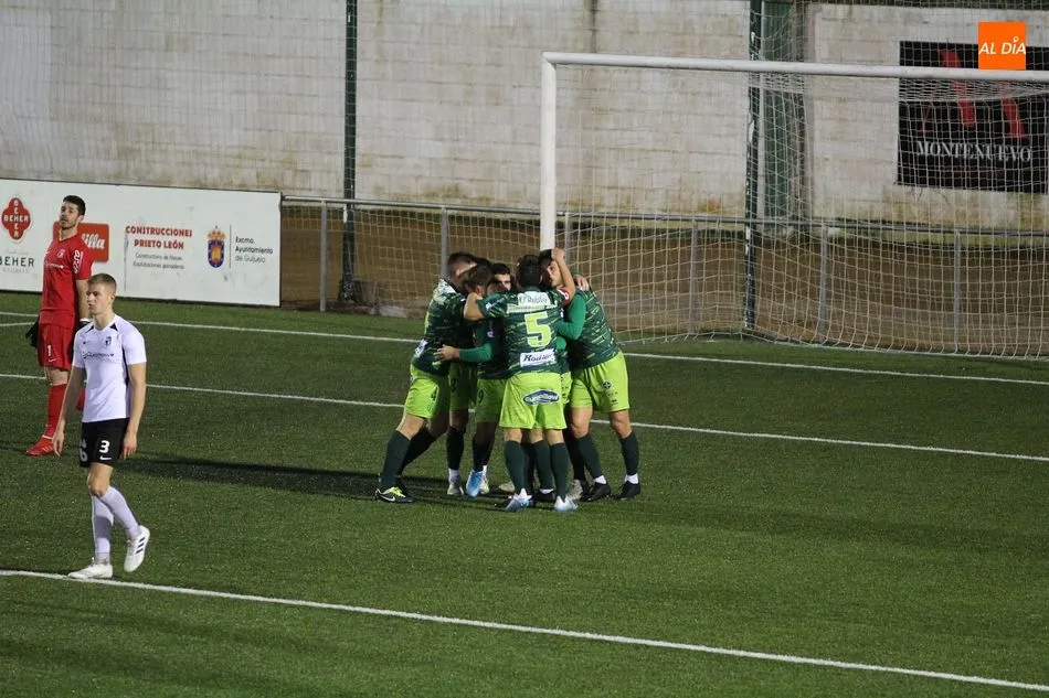 Foto 4 - Fekir le da ox&iacute;geno al Guijuelo con dos goles ante el Burgos (3-0)