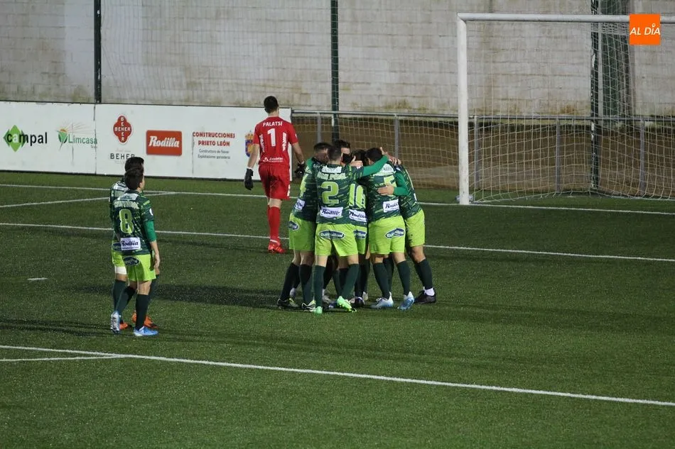 Foto 3 - Fekir le da ox&iacute;geno al Guijuelo con dos goles ante el Burgos (3-0)