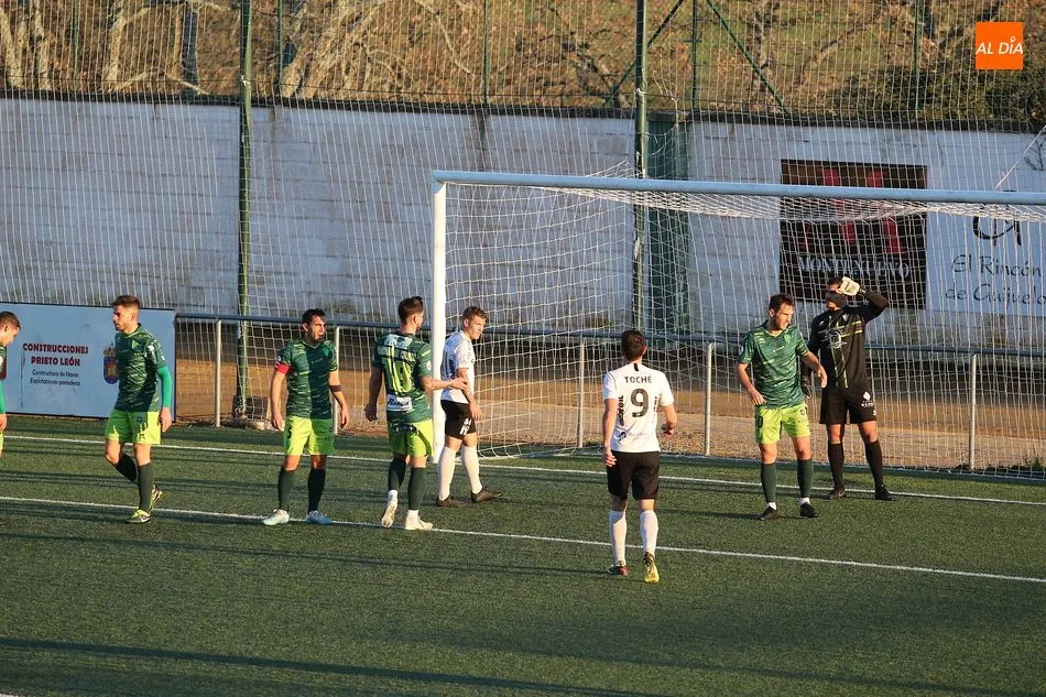 Foto 2 - Fekir le da ox&iacute;geno al Guijuelo con dos goles ante el Burgos (3-0)