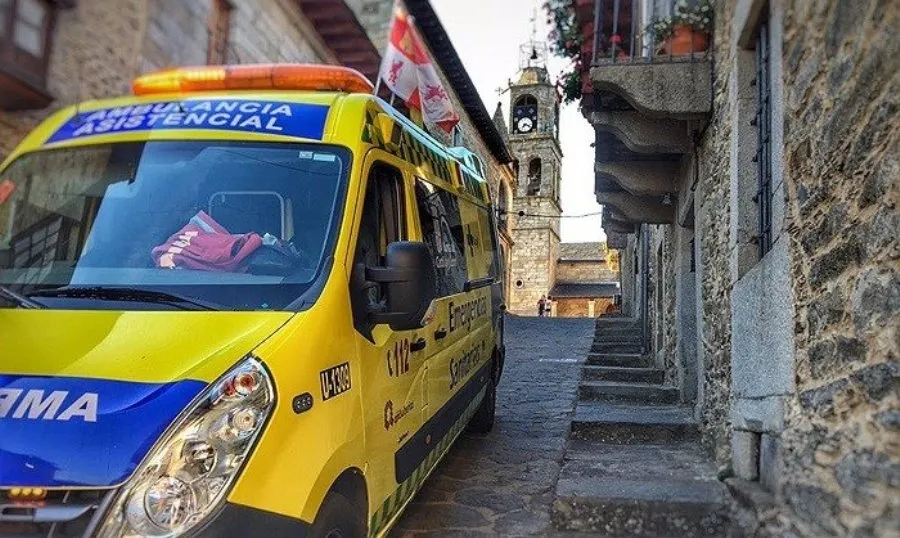 Los servicios de emergencias han confirmado el fallecimiento de uno de los motoristas y han atendido al otro. Foto de archivo