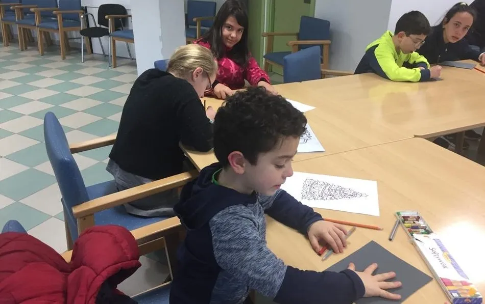 Los más pequeños de Villarino preparan la Navidad con un taller de manualidades  