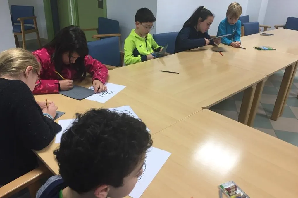 Foto 5 - Los m&aacute;s peque&ntilde;os de Villarino preparan la Navidad con un taller de manualidades  