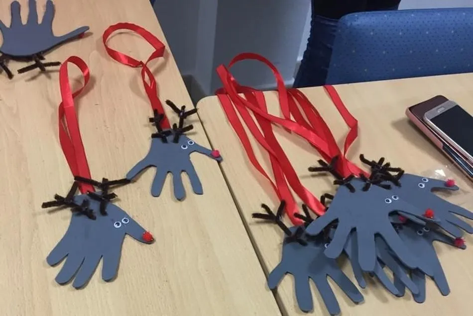 Foto 4 - Los m&aacute;s peque&ntilde;os de Villarino preparan la Navidad con un taller de manualidades  