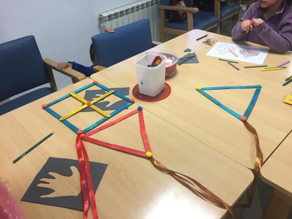 Foto 3 - Los m&aacute;s peque&ntilde;os de Villarino preparan la Navidad con un taller de manualidades  