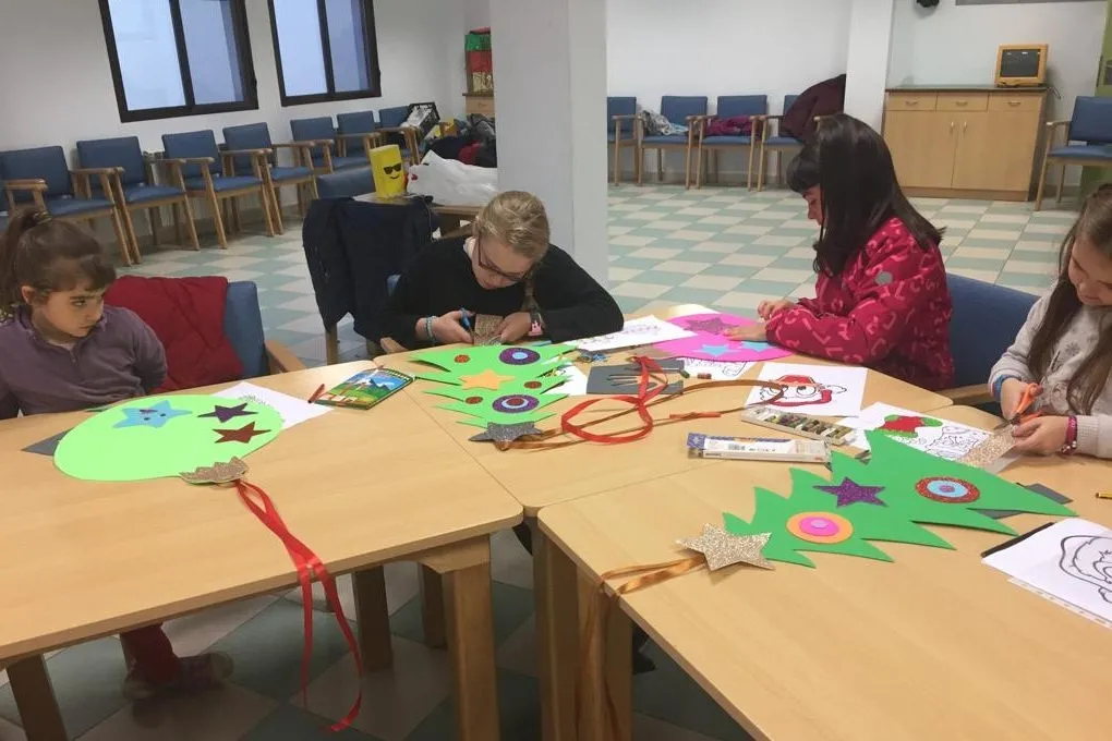 Foto 2 - Los m&aacute;s peque&ntilde;os de Villarino preparan la Navidad con un taller de manualidades  