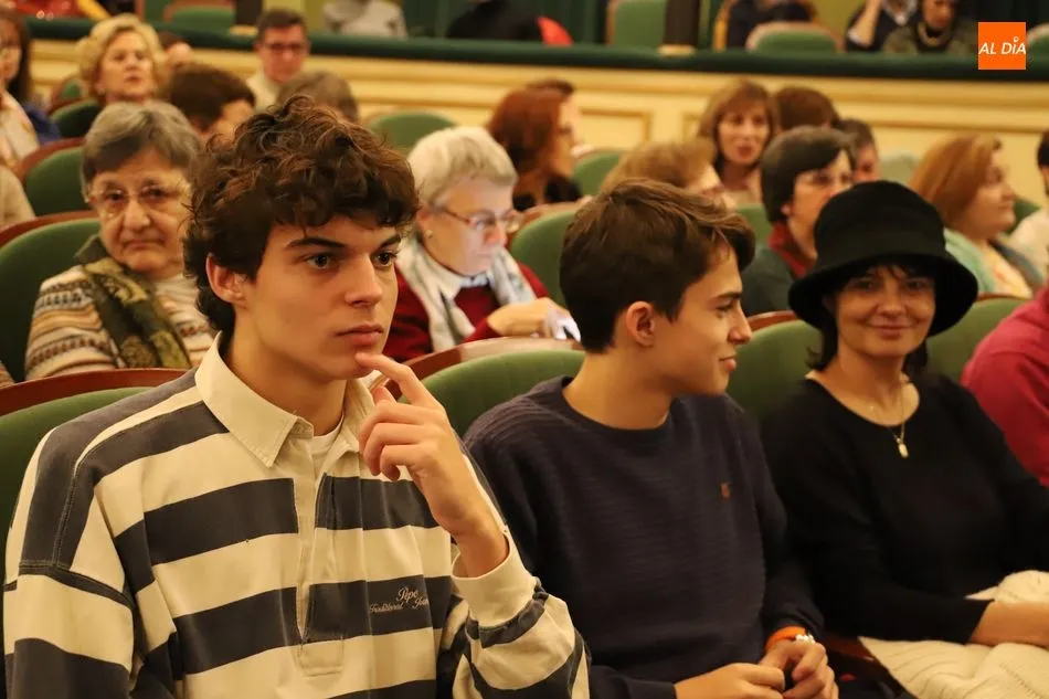 Foto 11 - Morfeo Teatro divierte al p&uacute;blico del Liceo con los esperpentos de Valle-Incl&aacute;n