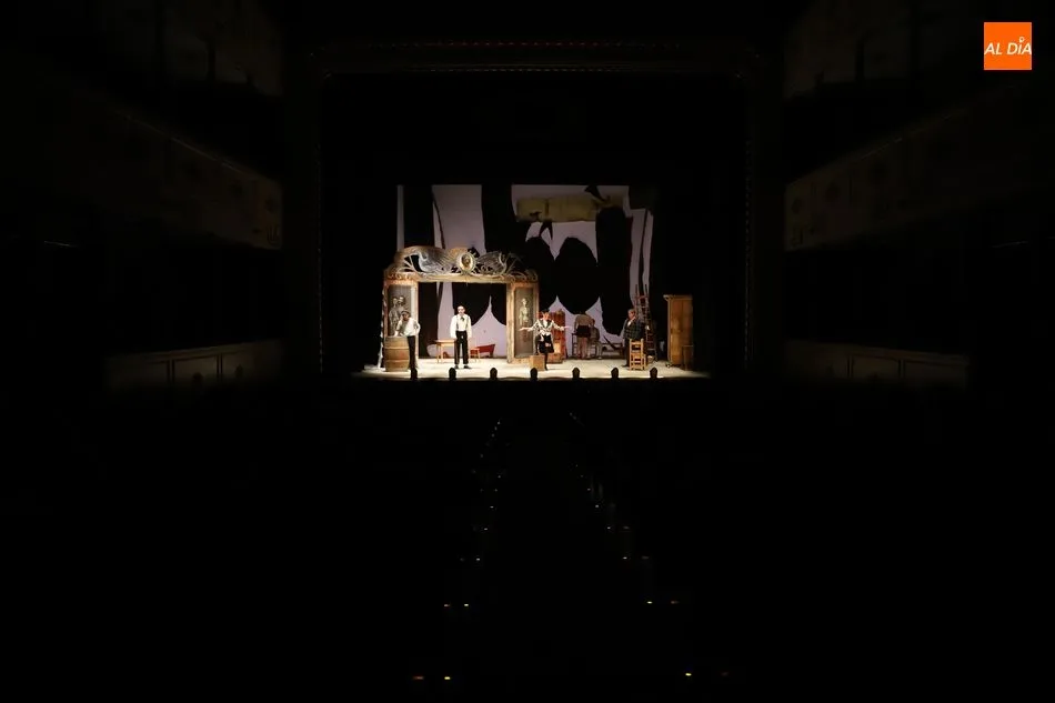 Foto 10 - Morfeo Teatro divierte al p&uacute;blico del Liceo con los esperpentos de Valle-Incl&aacute;n