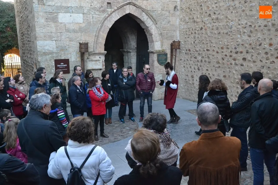 Foto 4 - Masiva asistencia una vez m&aacute;s a las visitas teatralizadas al Parador  