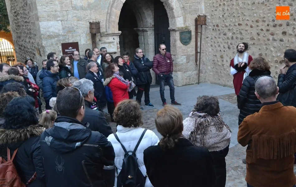 Foto 2 - Masiva asistencia una vez m&aacute;s a las visitas teatralizadas al Parador  