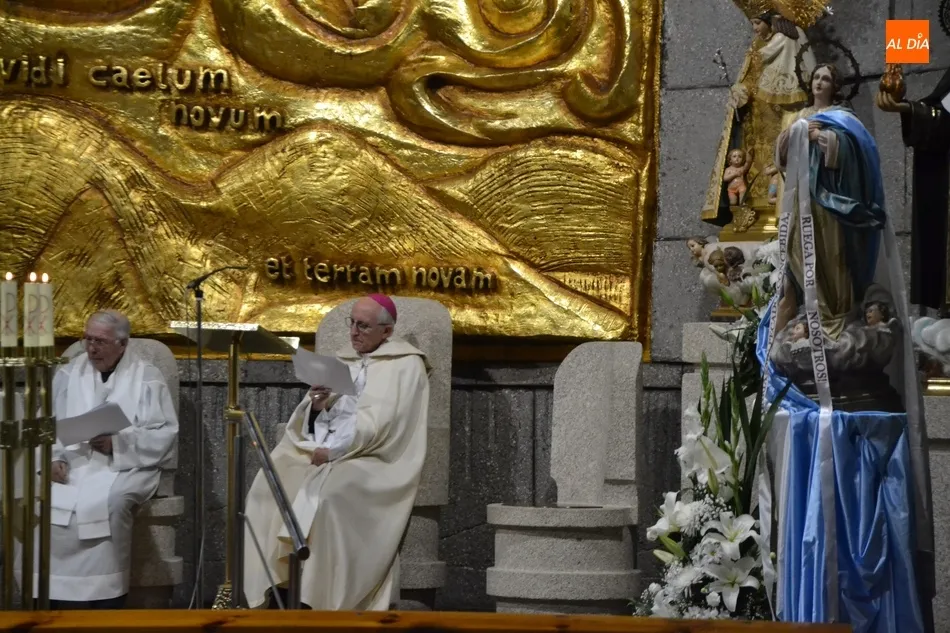 Foto 7 - Jes&uacute;s Garc&iacute;a Burillo preside la Vigilia de la Inmaculada Concepci&oacute;n  