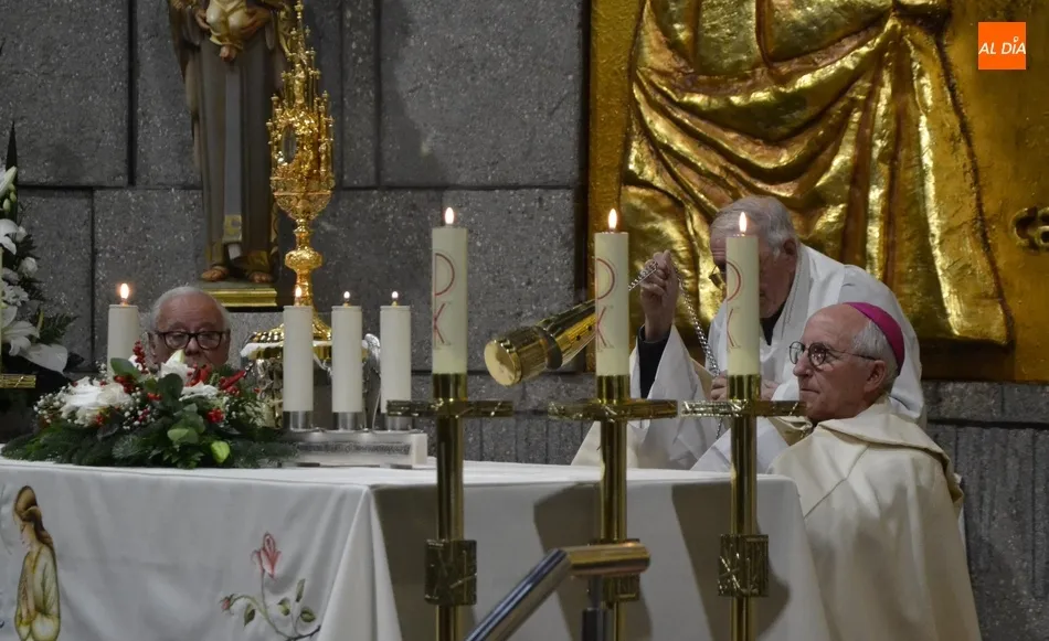Foto 3 - Jes&uacute;s Garc&iacute;a Burillo preside la Vigilia de la Inmaculada Concepci&oacute;n  