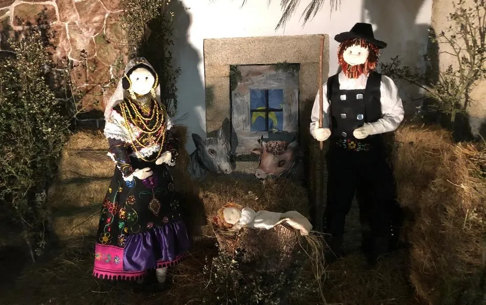 Aldea del Obispo despliega su decoración navideña con la Virgen María y San José al estilo...