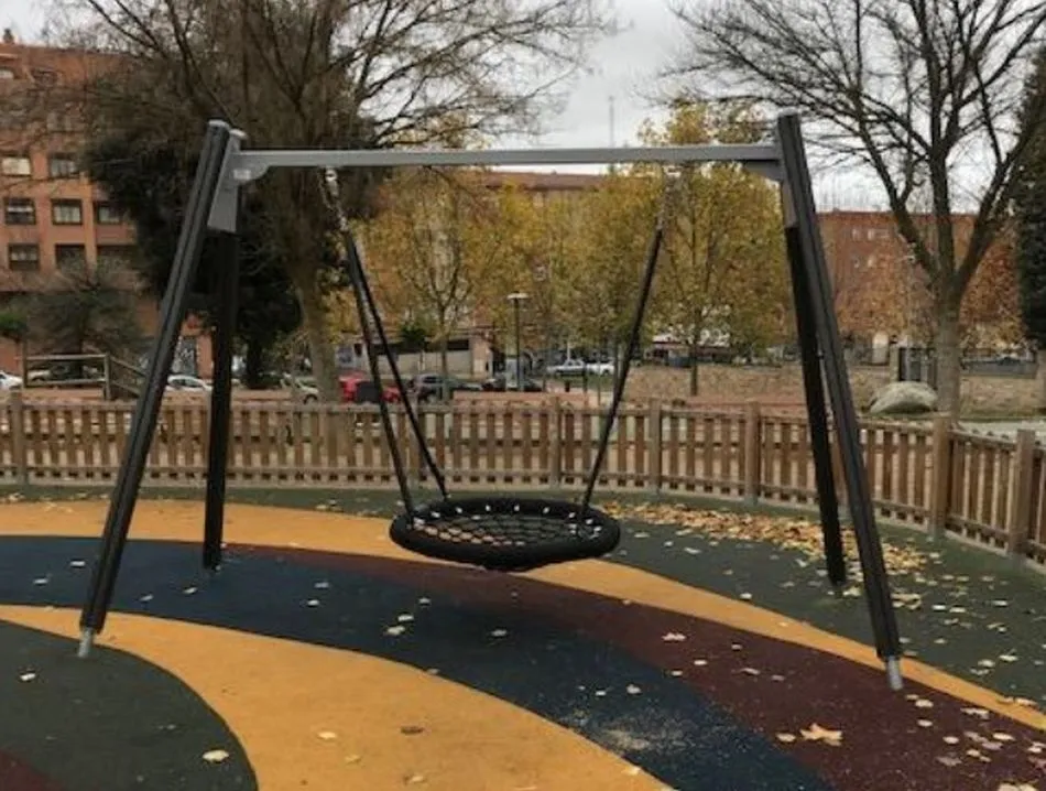 Foto 3 - El Ayuntamiento habilita 35 zonas infantiles de parques y plazas con juegos adaptados y accesibles  