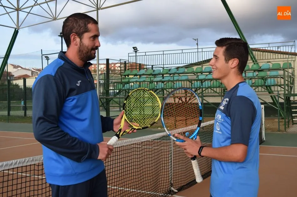 Carlos Sierra junto a su entrenador Alberto Rodríguez