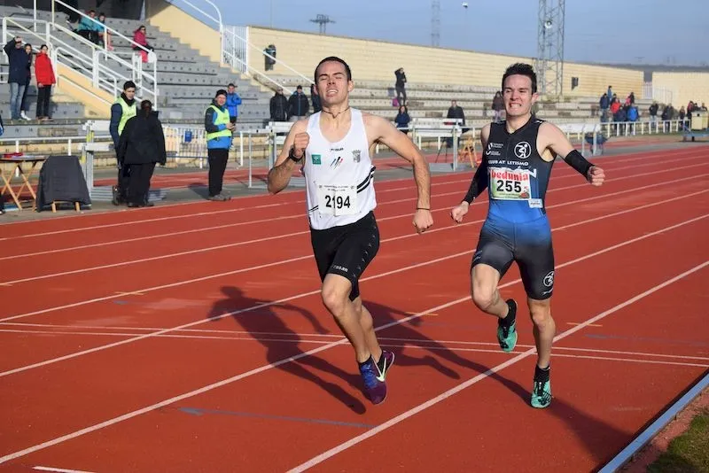 Llegada de dos atletas a la meta durante una prueba